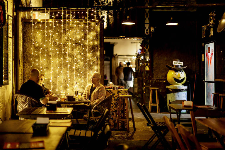 Casa da Matrona, misto de bar e lanchonete, tem humor e causa social em SP