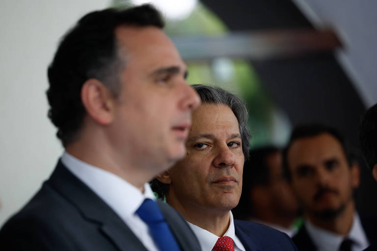 Presidente do Senado, Rodrigo Pacheco (PSD-MG), e ministro da Fazenda, Fernando Haddad, após acordo sobre projetos econômicos