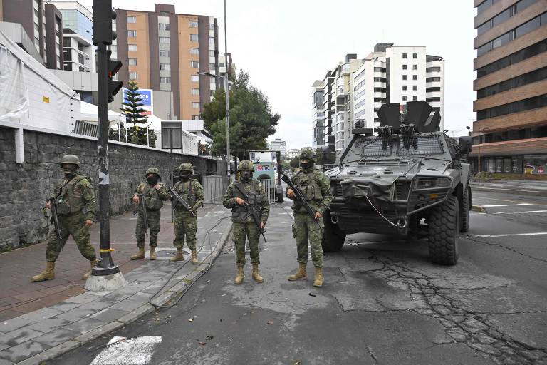 Veja o referendo no Equador