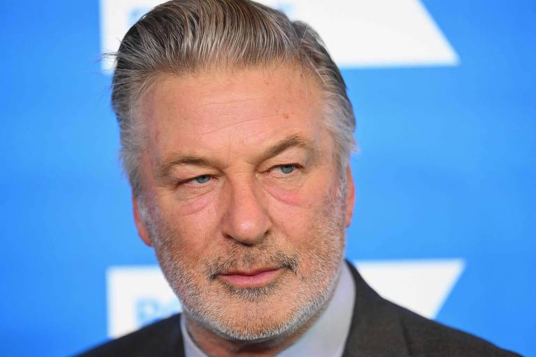 Alec Baldwin é hostilizado em cafeteria e bate em celular de mulher que o chama de 'criminoso'