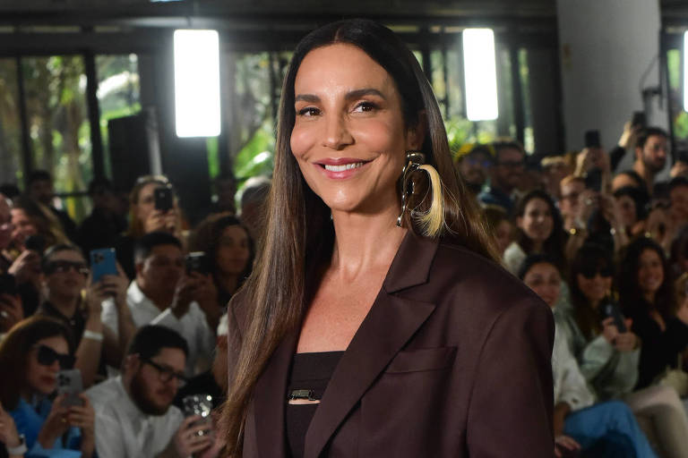 Ivete Sangalo vive dia de modelo e é tietada por famosos na Bienal