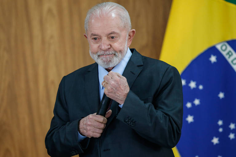 Lula segura o microfone