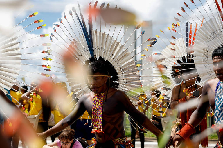 Cenas de Brasília: Indígenas de várias etnias fazem marcha em Brasília