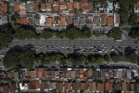 SÃO PAULO, SP, 23.04.2024: Fotos de drone do entorno do Parque Previdência, no bairro Instituto da Previdência, para matéria sobre projeto do governo Tarcísio de Freitas quer colocar faixas adicionais e pistas marginais nos dois sentidos entre São Paulo e Cotia. A obra pode afetar o Parque Previdência, vegetação, comércios e casas ao longo de toda a pista. (Foto: Bruno Santos/ Folhapress) 