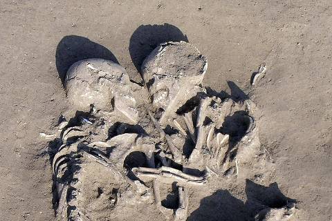 ORG XMIT: 300901_1.tif Um par de esqueletos humanos jaz em um abraço eterno em sítio arqueológico de Mântua, região norte da Itália. O casal morreu há 5.000 ou 6.000 anos, segundo arqueólogos. A idade dos dois no momento da morte ainda precisa ser determinada. A pair of human skeletons lie in an eternal embrace at an Neolithic archaeological dig site near Mantova, Italy, in this photo released February 6, 2007. Archaeologists in northern Italy believe the couple was buried 5,000-6,000 years ago, their arms still wrapped around each other in a hug that has lasted millennia. REUTERS/Enrico Pajello/Handout (ITALY). EDITORIAL USE ONLY. NOT FOR SALE FOR MARKETING OR ADVERTISING CAMPAIGNS.