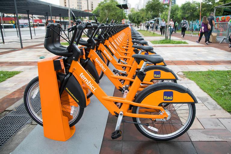 Bicicletas alinhadas em uma estação