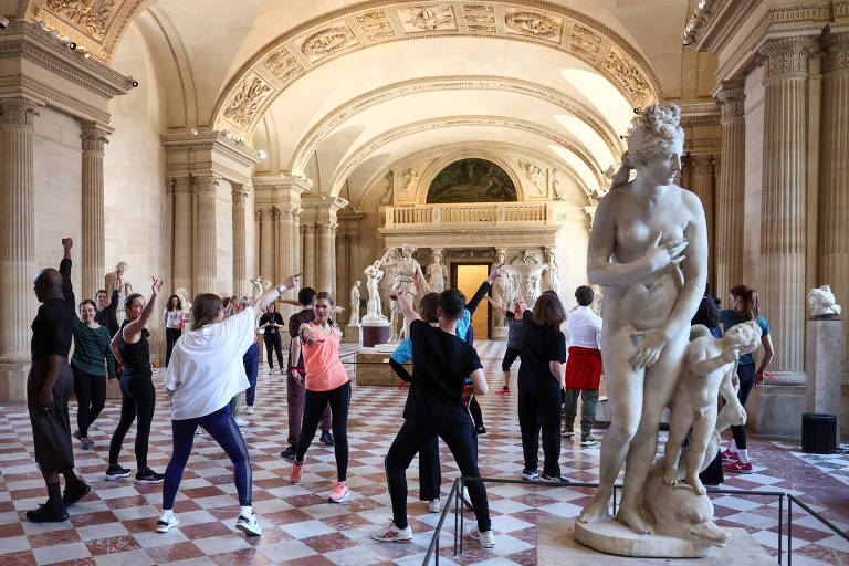 Parisienses se preparam para Jogos Olímpicos com treinos no Museu do Louvre