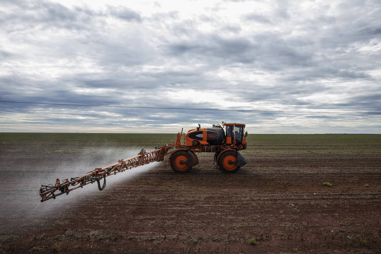 Congresso derruba veto e mantém Ministério da Agricultura no controle sobre novos agrotóxicos