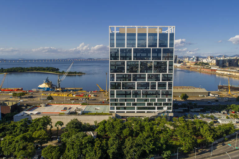 prédio espelhado com corpo de água ao fundo