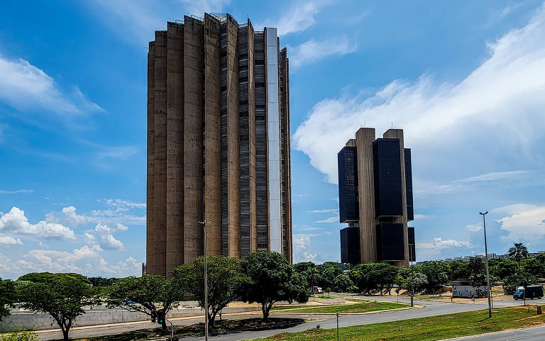 Foto de prédio em um dia de sol, com céu azul