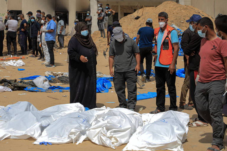 Moradores procuram parentes enterrados em vala comum em hospital de Gaza
