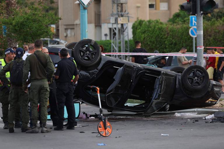 Policiais próximos de carro capotado na região de Ramla, em Israel