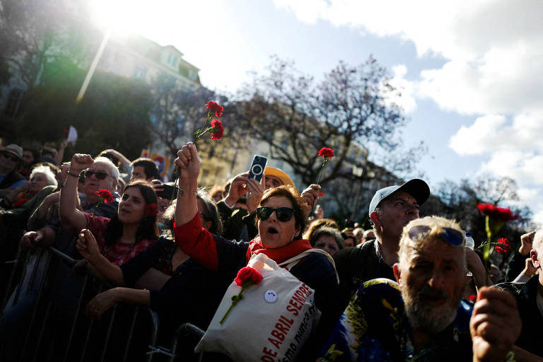 Leitores comentam os 50 anos da Revolução dos Cravos em Portugal