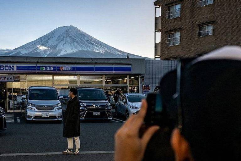 Cidade japonesa instala cortina gigante em frente ao monte Fuji para espantar turistas inconvenientes