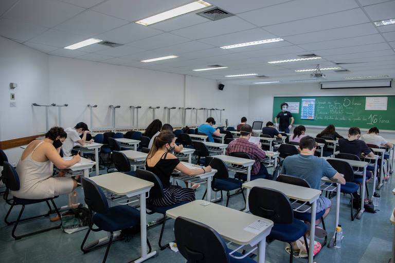 Candidatos realizam prova em sala de aula