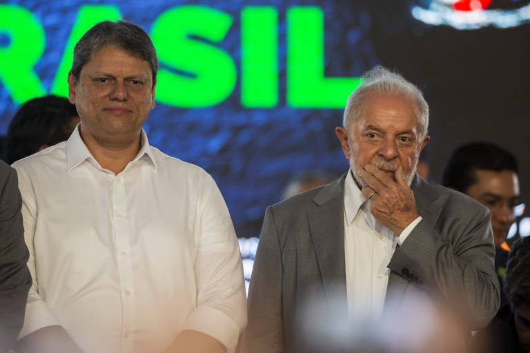 Tarcísio e Lula durante evento no porto de Santos, em SP