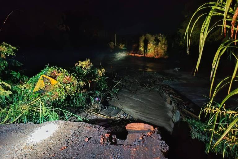 Ponte de ferro destruida sobre o rio Guarda Mor que liga a Comunidade de Santos Anjos a Sítio dos Melos, a ponte veio abaixo e o trânsito está totalmente interrompido até Ivorá.