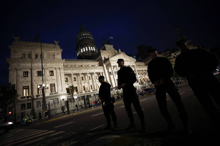 Policiais nos arredores do Congresso da Argentina, em Buenos Aires, enquanto deputados debatiam Lei Ônibus - 29.abr.24