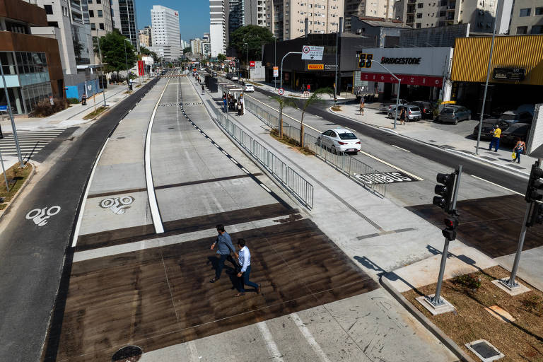 Reforma da avenida Santo Amaro, em SP, é entregue com pendências