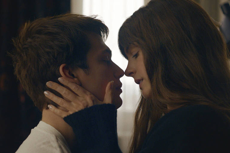 Nicholas Galitzine e Anne Hathaway em cena do filme "Uma Ideia de Você", de Michael Showalter