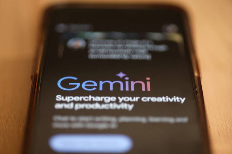 Foto ilustrativa mostra smartphone com aplicativo do Gemini aberto na tela