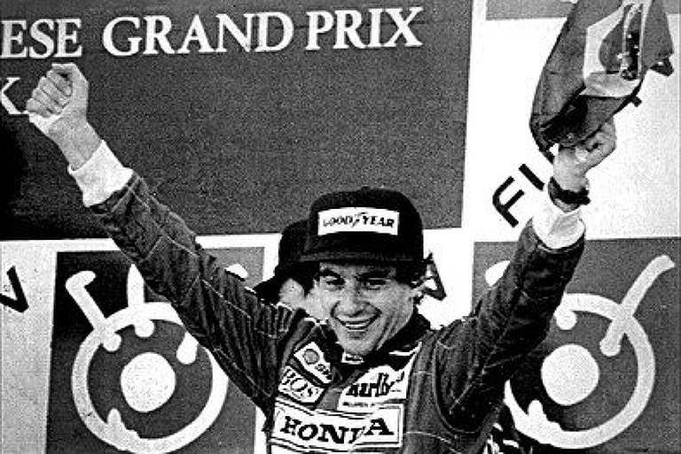 Ayrton Senna no pódio do GP do Japão, em Suzuka, onde ele conquistou seu terceiro título na F1