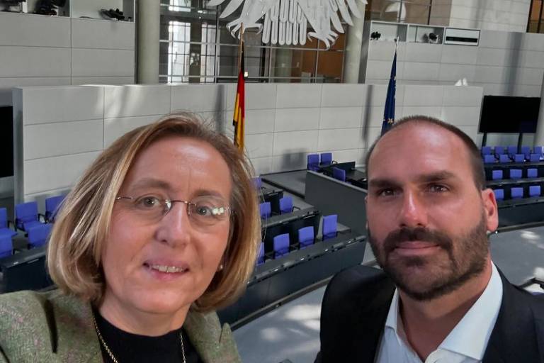 Eduardo Bolsonaro encontra neta de ministro de Hitler em visita a Parlamento alemão