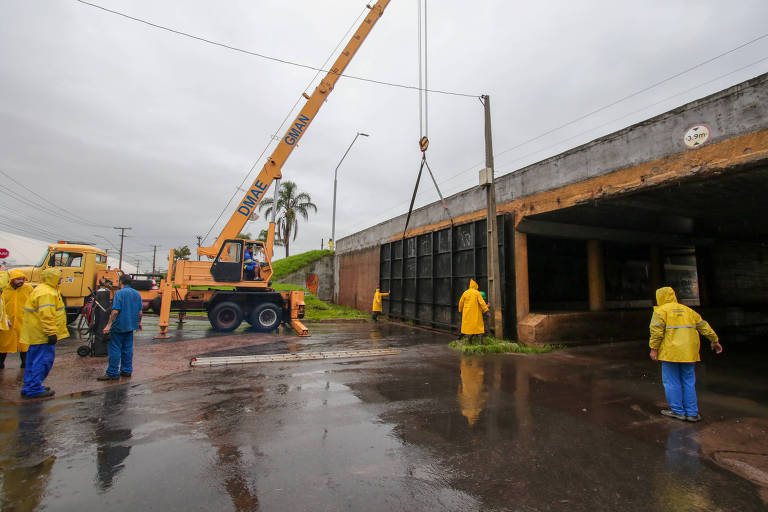 Máquina er4gue peça para fechar comporta