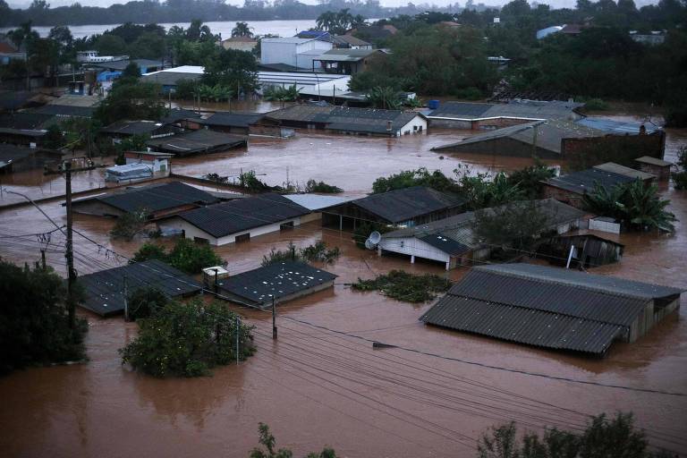 Inundação atingiu 300 mil imóveis e 800 instalações de saúde no Rio Grande do Sul