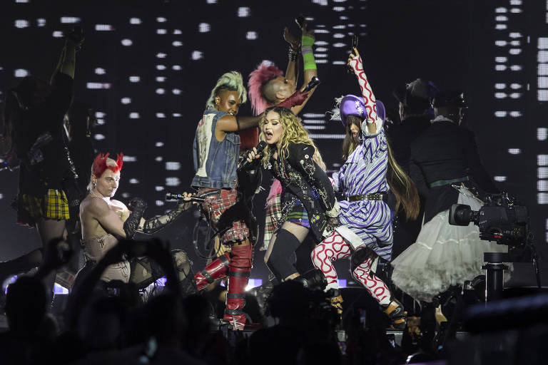 Fã processa Madonna por conteúdo sexual em 'Celebration Tour', diz site
