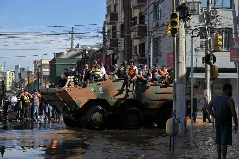 Moradores são resgatados por tanque do Exército em Porto Alegre 