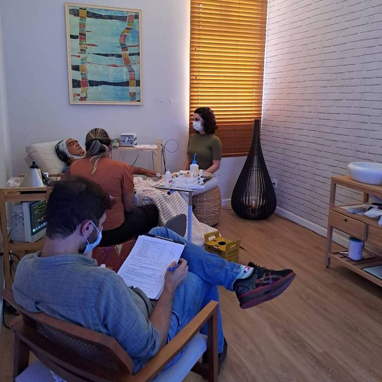 Sala com pesquisadores e paciente durante teste de psicodélicos
