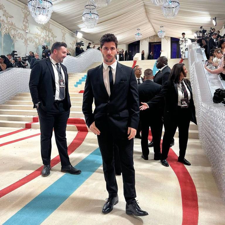 Modelo diz ter sido demitido do Met Gala