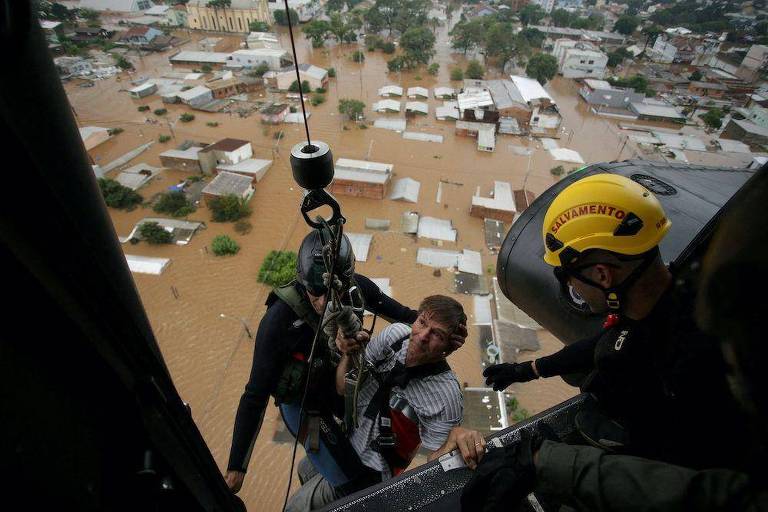 Homem foi resgatado por helicóptero em Canoas no sábado (4)
