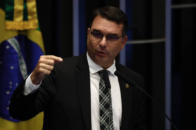 Flávio Bolsonaro cria site para explicar 'PEC das Praias' e defende que não há privatização