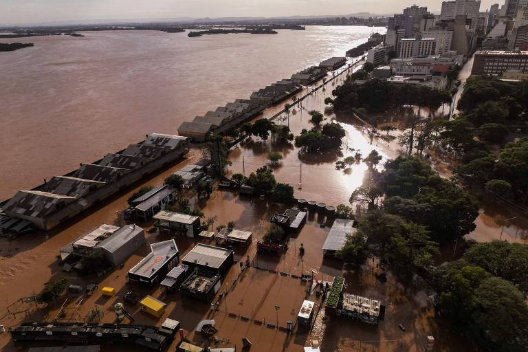 Visão aérea mostra ruas alagadas com a cor marrom em Porto Alegre