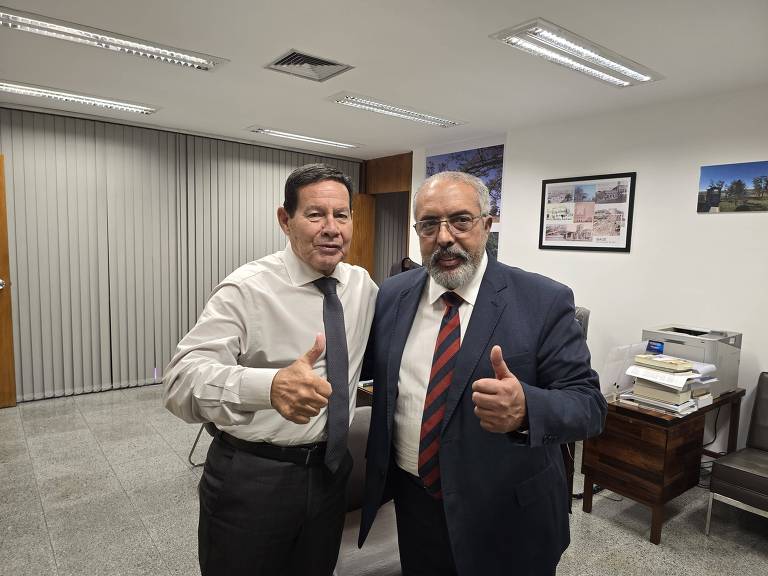 Mourão e Paim posam para foto e fazem "joinha" com as mãos