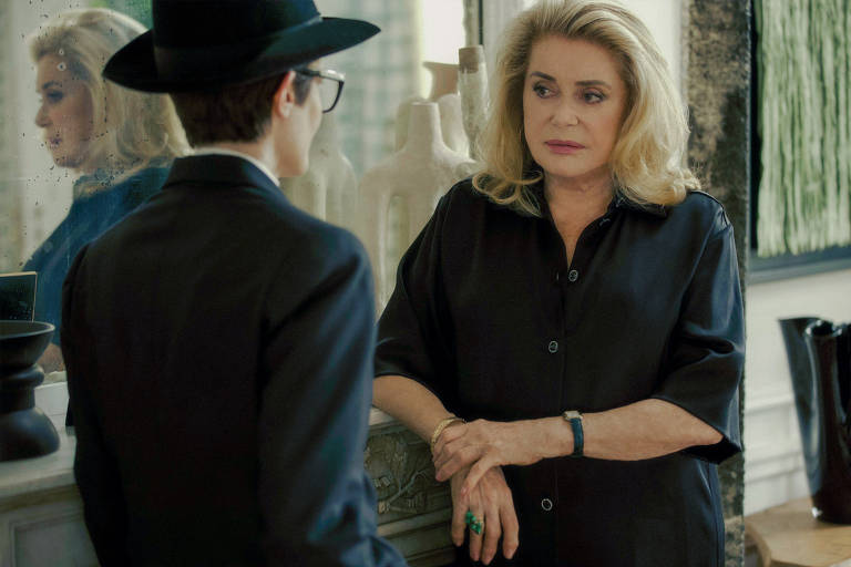 Catherine Deneuve canta por saudade de Mastroianni em 'Marcello Mio', em Cannes