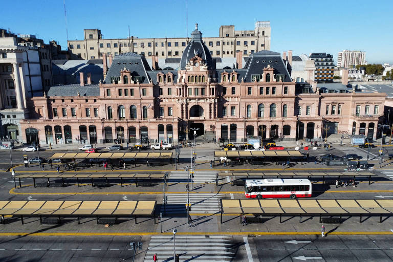 Visão aérea de estação ferroviária com paredes rosadas vazia, em Buenos Aires, Argentina