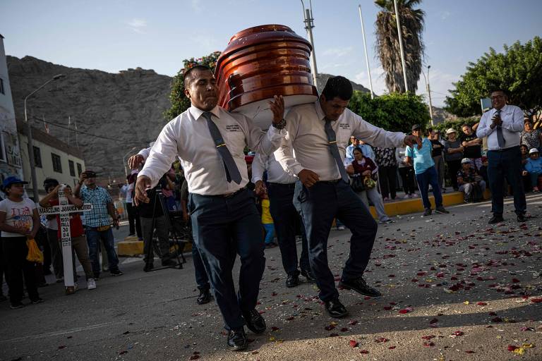'Dançarinos da morte' carregam caixões e desafiam a dor do adeus no Peru