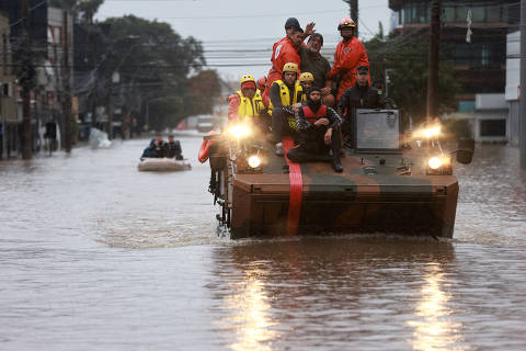 An army tank is used in the rescue works in a flooded area in Porto Alegre, Rio Grande do Sul state, Brazil May 10, 2024. REUTERS/Diego Vara ORG XMIT: PPPPON10