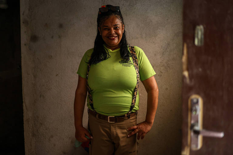 Noemia Albuquerque, a Bonita, em sua casa na favela Haiti, em processo de reconstrução