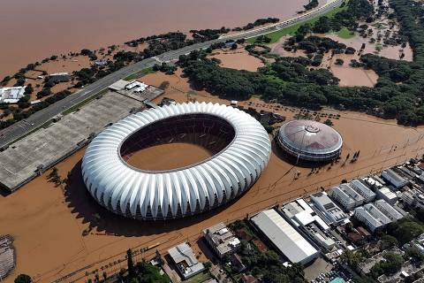 TOPSHOT - Aerial view of the flooded Beira-Rio stadium of the Brazilian football team Internacional in Porto Alegre, Rio Grande do Sul state, Brazil, on May 7, 2024. Since the unprecedented deluge started last week, at least 85 people have died and more than 150,000 were ejected from their homes by floods and mudslides in Rio Grande do Sul state, authorities said. (Photo by ANSELMO CUNHA / AFP)