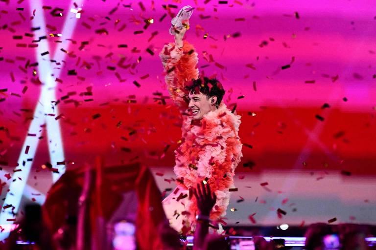 Nemo, artista não binário da Suíça de 24 anos, vence o festival de música Eurovision