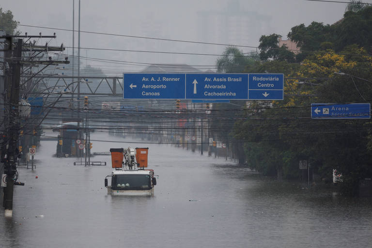 Caminhões presos em área alagada de Porto Alegre neste domingo (12) 