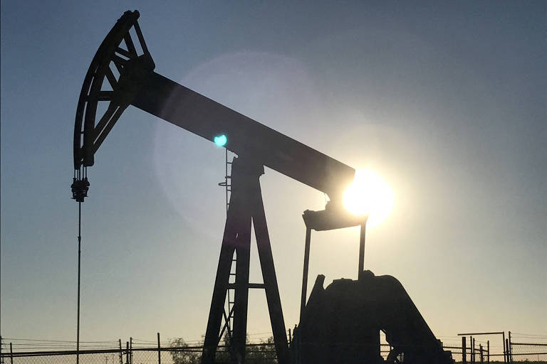 Uma bomba de petróleo operando na Bacia do Permiano, perto de Midland, Texas.