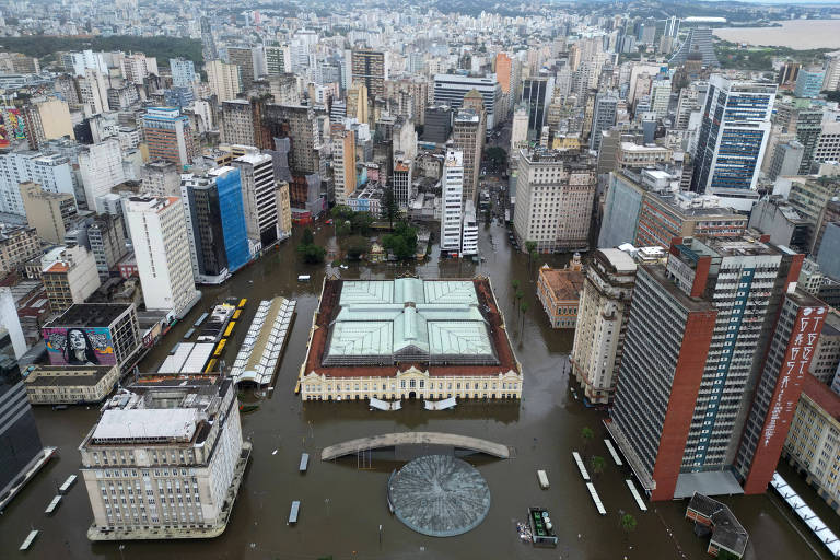 Foto colorida. Vista de drone por cima do centro alagado de Porto Alegre, capital do Rio Grande do Sul