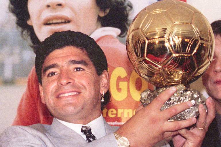 Filhos de Maradona entram com processo para impedir leilão da Bola de Ouro do pai