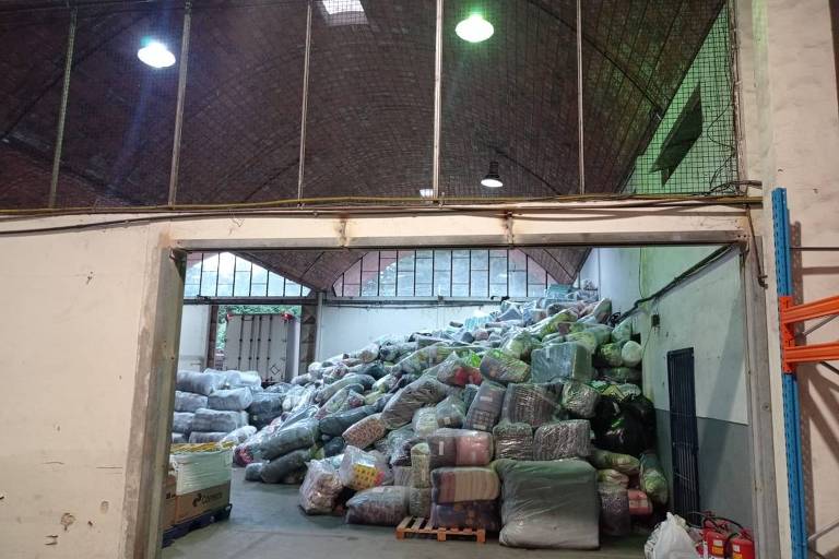 Caminhão deixa galpão onde estão armazenados cobertores e colchões no centro de logística da Defesa Civil do RS em Porto Alegre, que  reúne donativos para os desabrigados das enchentes