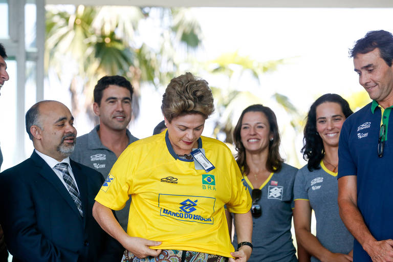 Dilma perde presentes que ganhou na Presidência e que estavam em galpão alagado do MST no RS